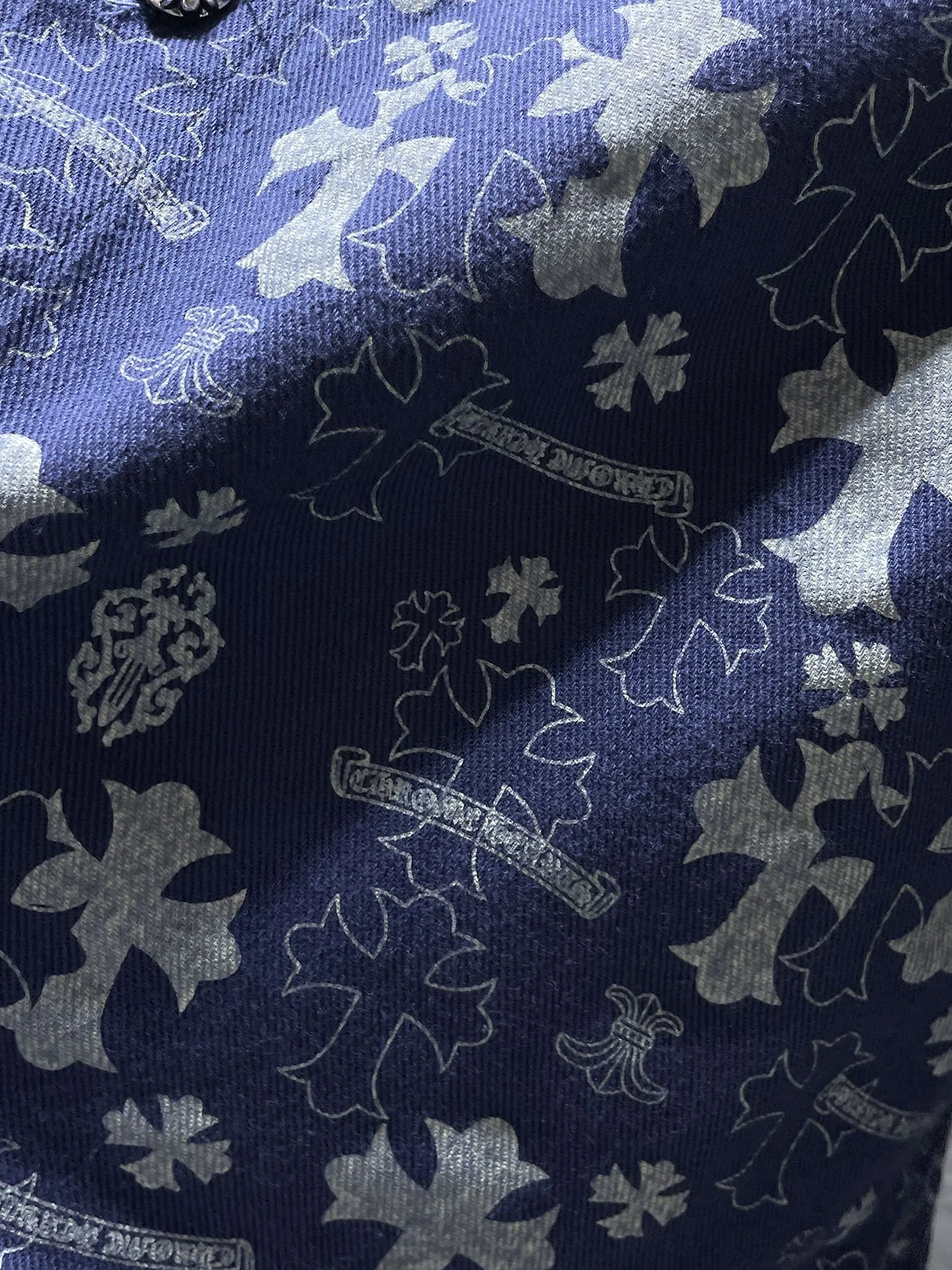 P276 Chrome Hearts🍁Shirt Series🍁 Classic cross-printed denim shirt jacket. Exclusively custom-woven and dyed. 100% pure cotton. High-gram weight denim all-printed fabric. High-tech washing! Original hardware mold opening!  ⭐Original version ⭐Can be worn with denim in all seasons 🌈Recommended colors: custom washed denim blue, denim pink 🌈Code numbers: S, M, L, XL